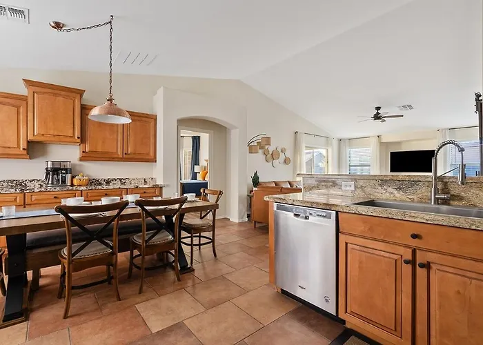 Sunny Poolside Golf Haven Heated Pool 4bed 2bath *