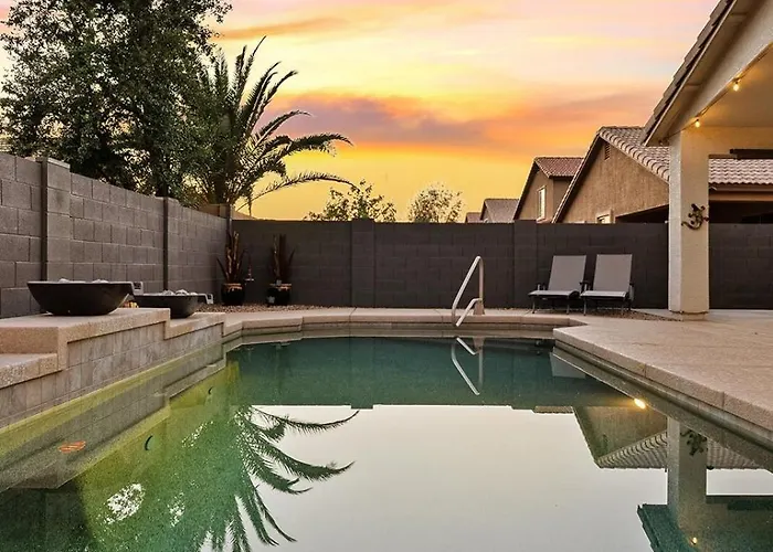 Sunny Poolside Golf Haven Heated Pool 4bed 2bath Holiday home *