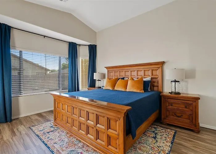 Sunny Poolside Golf Haven Heated Pool 4bed 2bath *